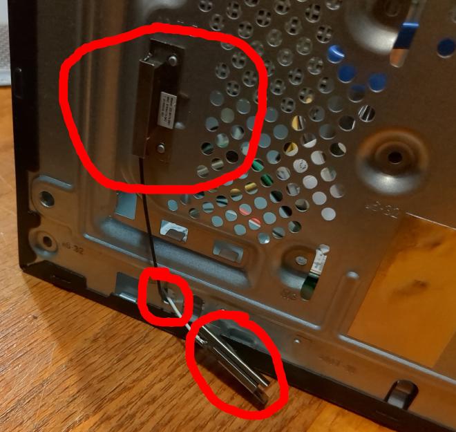 WiFi antennae of Dell desktop computer